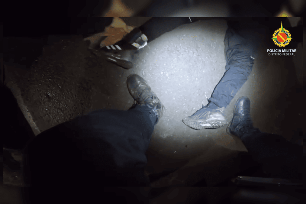 Homem com tornozeleira faz manobras perigosas e é preso pela PMDF