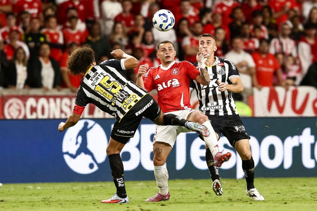Santos arranca empate do Internacional, mas segue no Z4 do Brasileirão