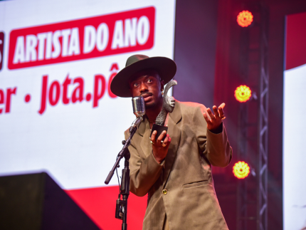 jota.pe-e-eleito-“artista-do-ano”-no-premio-potencias-2025:-“e-maravilhoso”