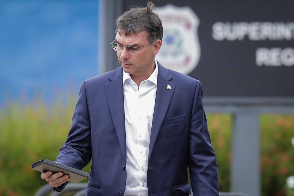 flavio-se-irrita-com-reporter-que-falou-sobre-violacao-da-tornozeleira