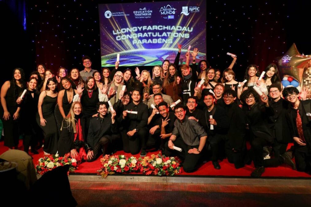 Estudantes da rede pública do DF comemoram formatura no Reino Unido