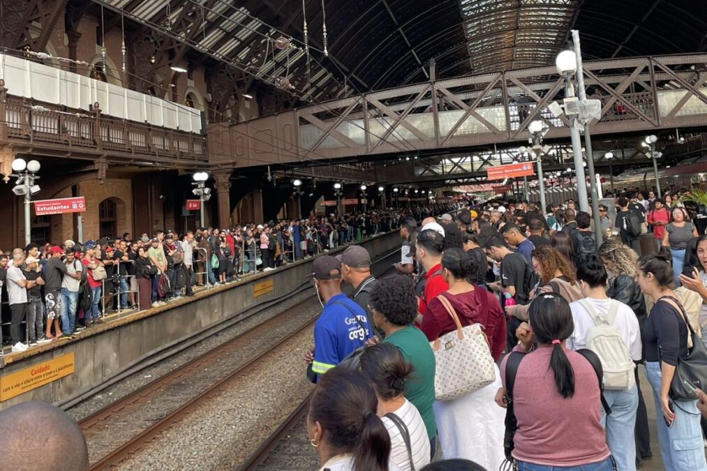 Trens da Linha 11-Coral ficam parados e passageiros sofrem em SP