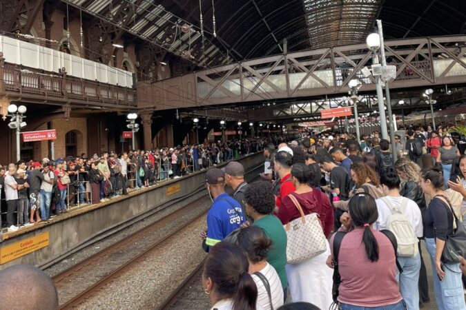 trens-da-linha-11-coral-ficam-parados-e-passageiros-sofrem-em-sp