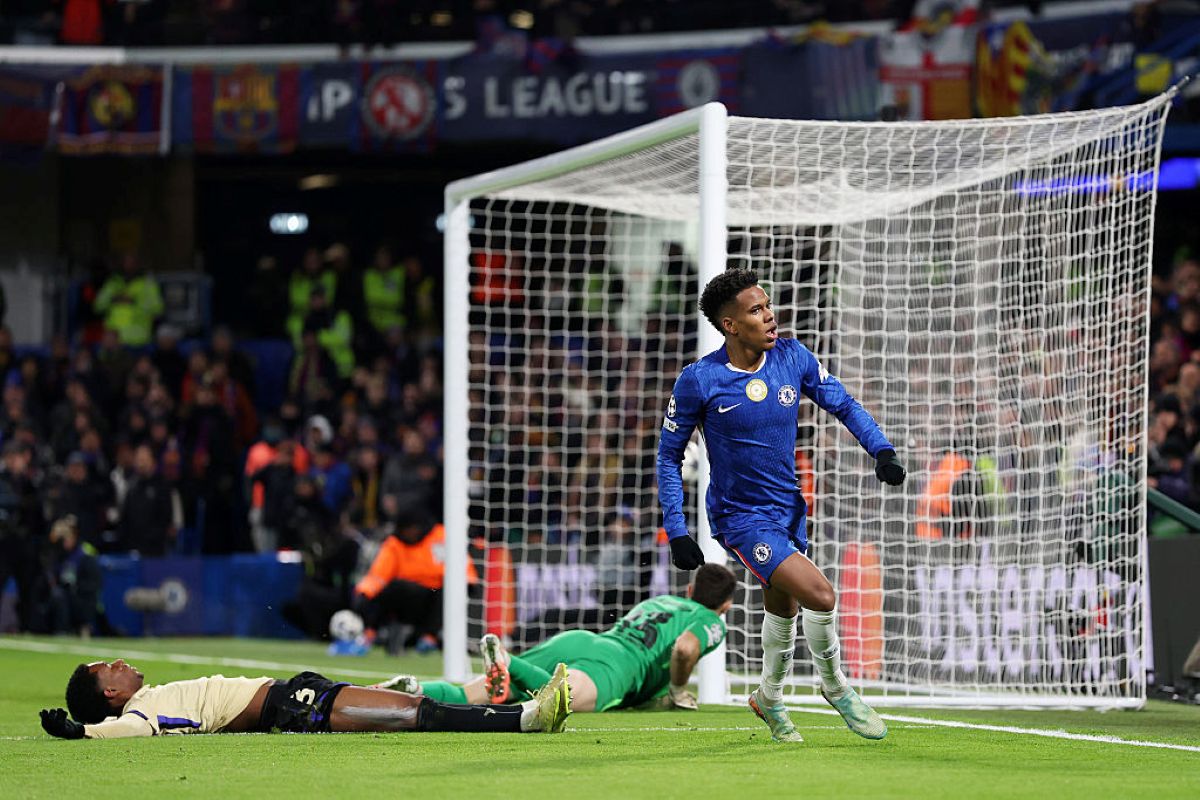 Com gol de Estêvão, Chelsea atropela Barcelona na Champions League