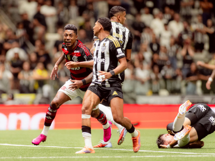 flamengo-tropeca,-mas-aumenta-vantagem-e-bota-mao-no-titulo-brasileiro