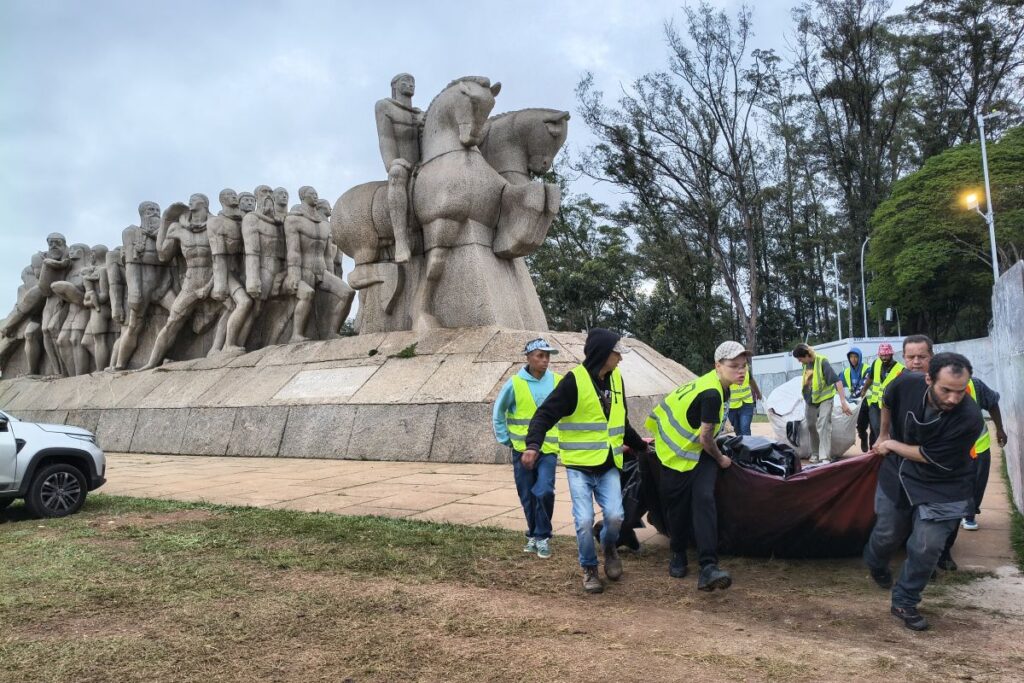 monumento-as-bandeiras:-area-historica-de-sp-vira-lamacal-apos-evento-da-netflix