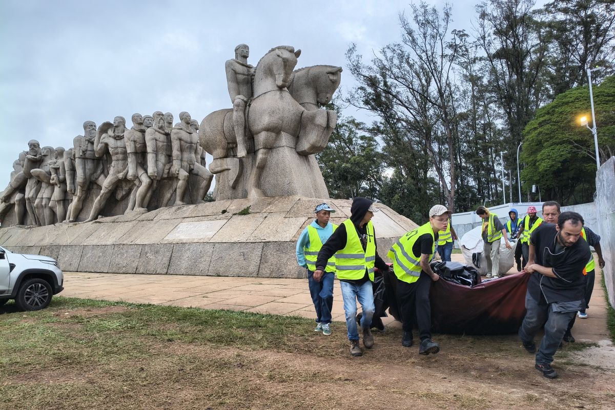 monumento-as-bandeiras:-area-historica-de-sp-vira-lamacal-apos-evento-da-netflix