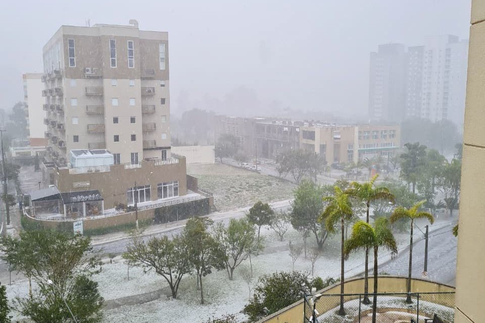 chuvas-intensa,-ventos-e-granizo:-confira-o-clima-pelo-pais-nesta-4a