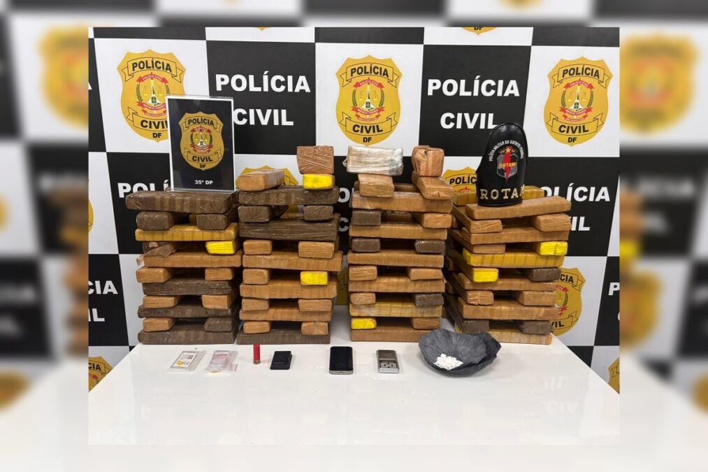 Traficante é pego escondido no banheiro de casa com tijolos de maconha