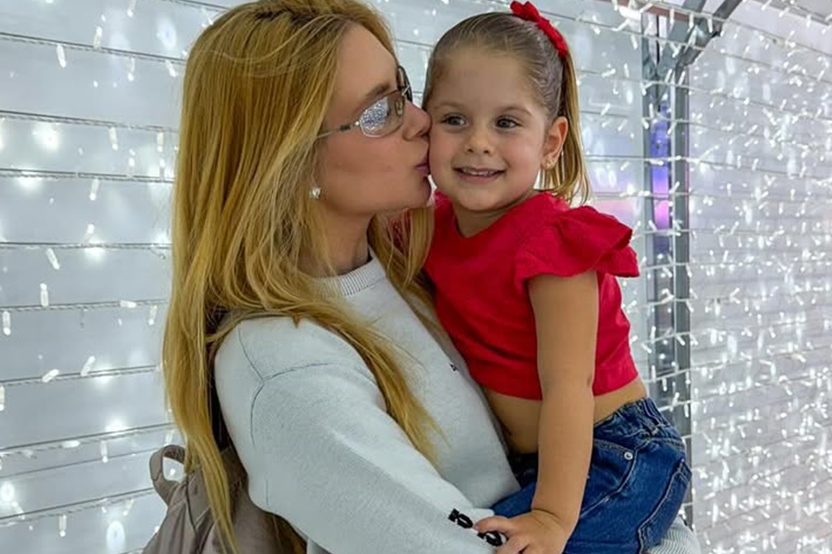 Virginia Fonseca machuca o olho durante brincadeira com Maria Flor