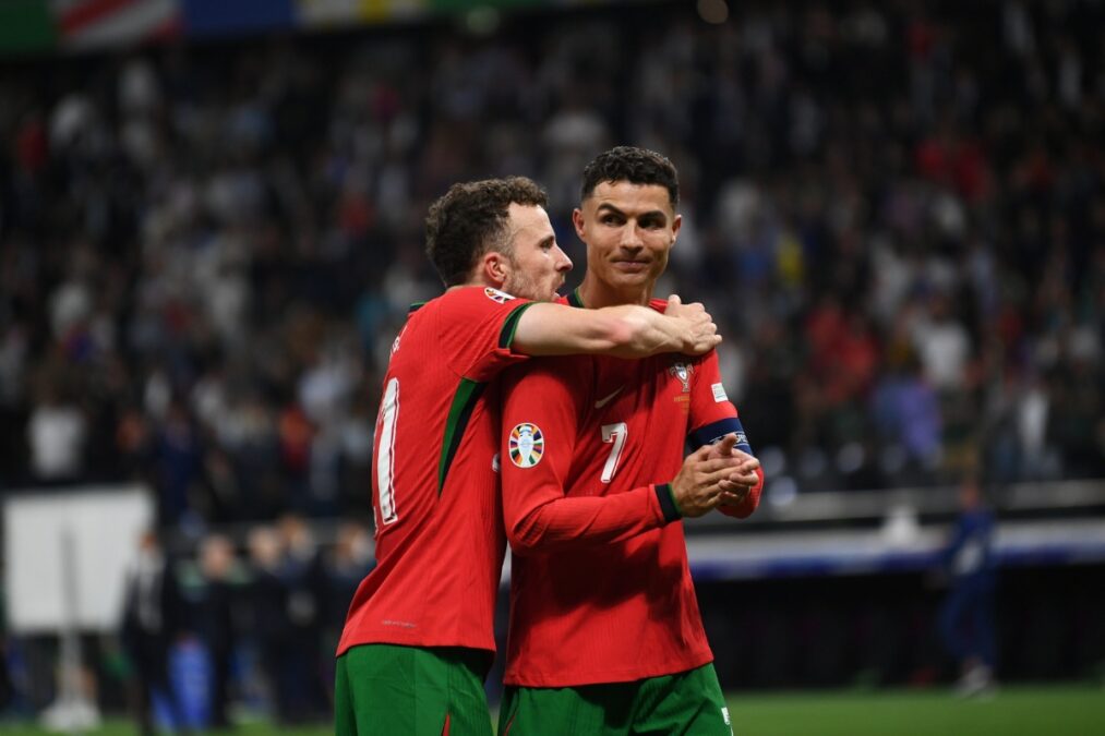 Cristiano Ronaldo presenteia família do ex-jogador Diogo Jota. Confira