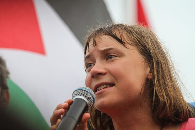 apos-protesto,-greta-thunberg-e-multada-e-proibida-de-entrar-em-veneza