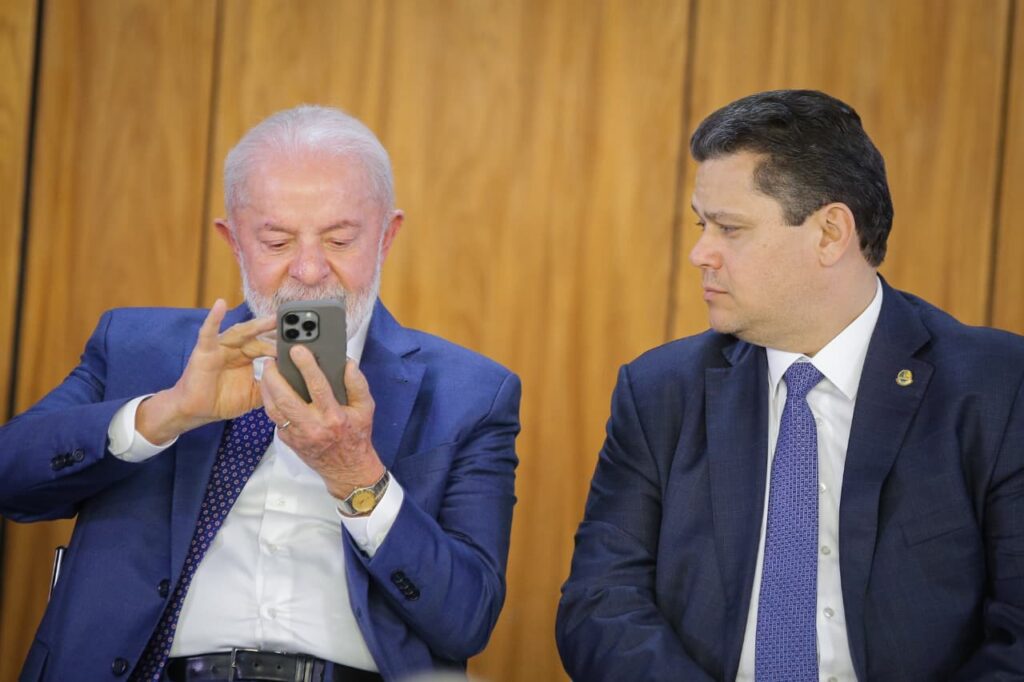 ausente-em-evento,-alcolumbre-celebra-sancao-da-isencao-do-ir-por-nota