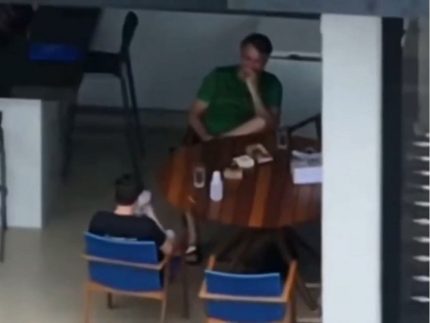 moraes-cobra-explicacoes-da-defesa-de-bolsonaro-apos-nikolas-ser-flagrado-com-celular-em-visita