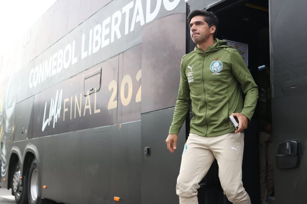 Palmeiras chega a Lima para final da Libertadores contra o Flamengo