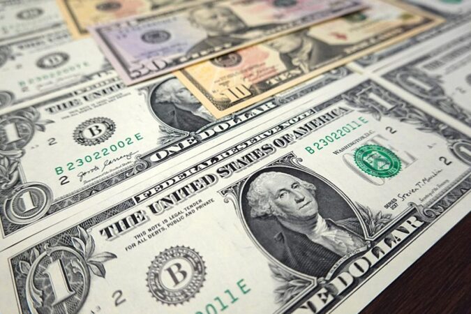 em-feriado-nos-eua,-dolar-sobe-com-galipolo,-caged-e-petrobras-em-foco