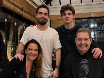 faustao-surge-em-foto-inedita-ao-lado-da-familia-para-comemorar-24-anos-de-casamento