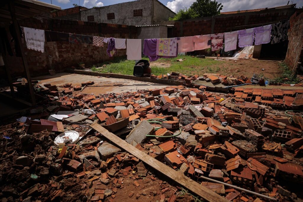chuva:-sob-estado-de-emergencia,-aguas-lindas-registra-imagens-do-caos