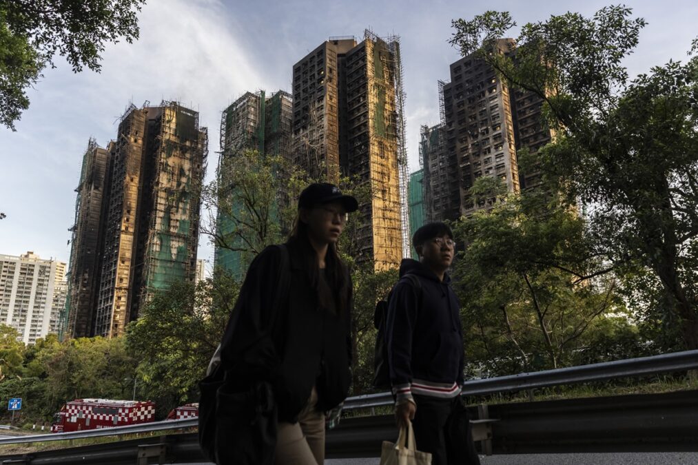 Hong Kong: incêndio que matou 128 pessoas é apagado após dois dias