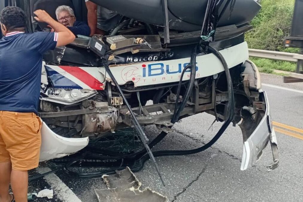 Ônibus com torcedores do Fortaleza bate em carreta na estrada