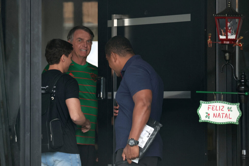 Com quem Nikolas falou ao celular na casa de Bolsonaro
