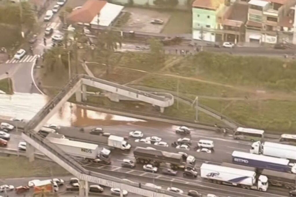 adutora-estoura-na-anhanguera-e-provoca-7-km-de-filas-no-sentido-sao-paulo