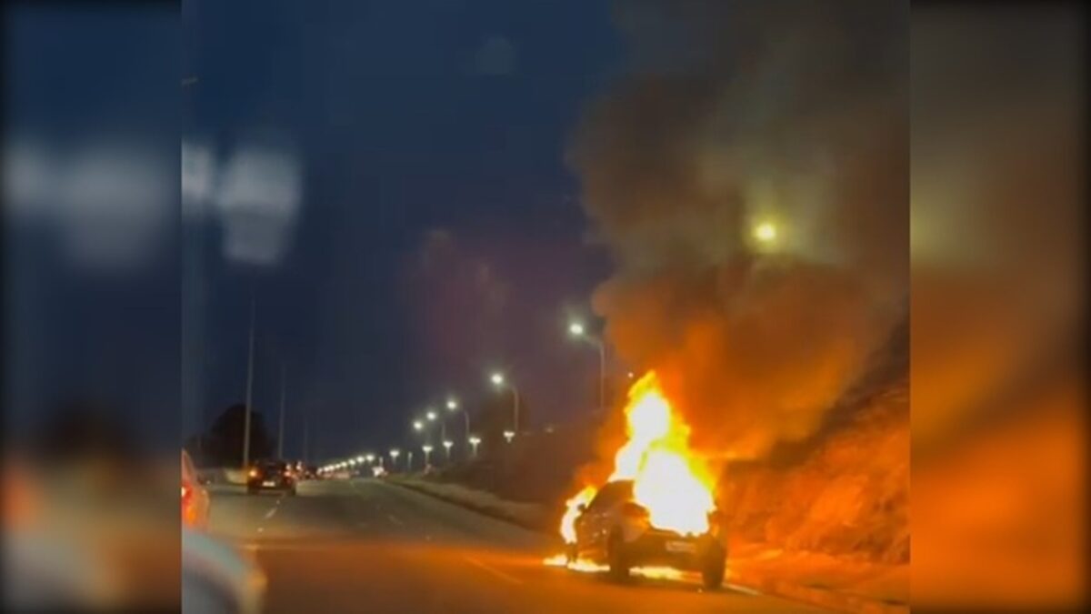Carro fica destruído após pegar fogo e assusta motoristas no DF