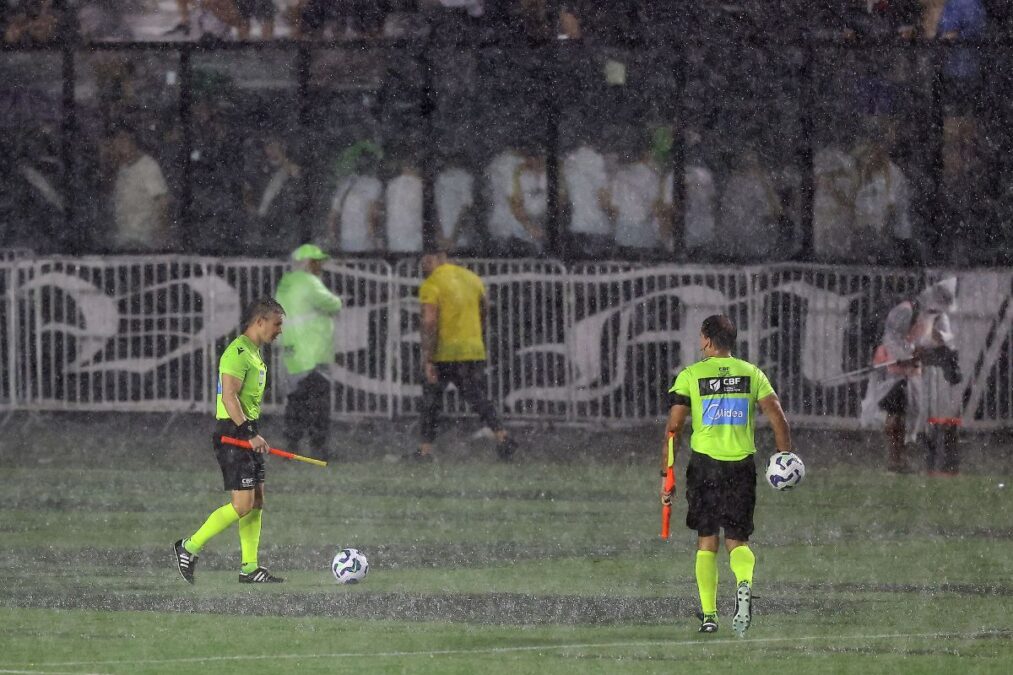 Forte chuva paralisa Vasco x Internacional por mais de uma hora