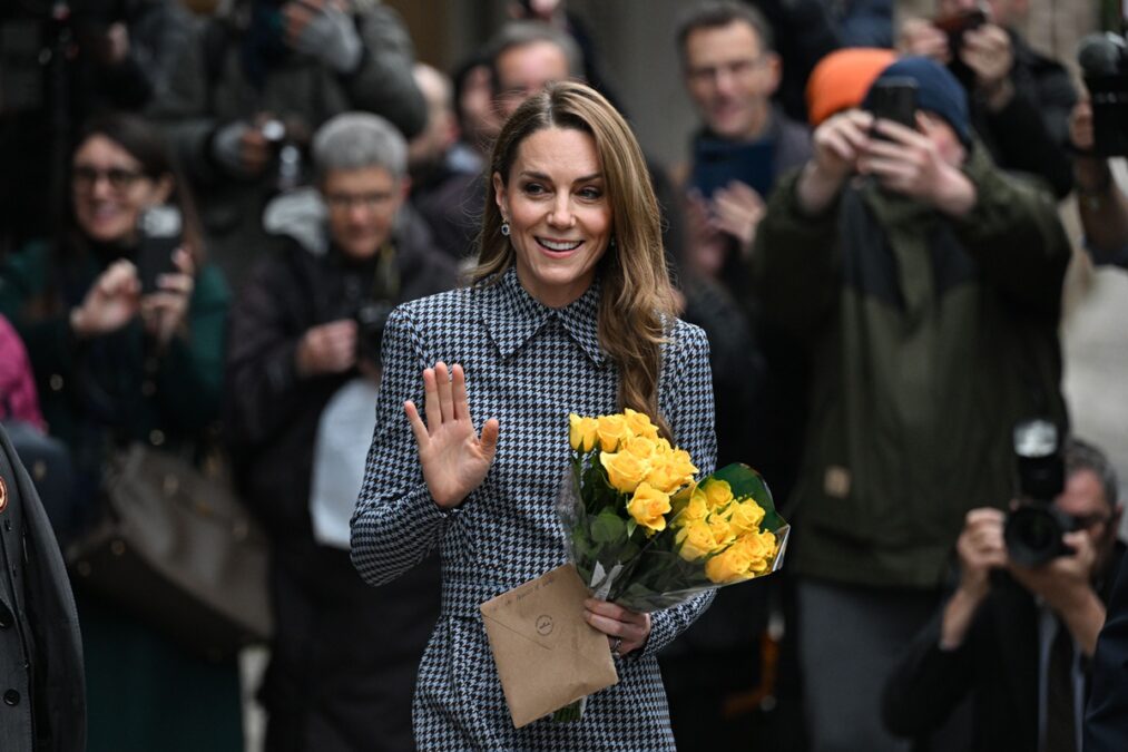 Kate Middleton repete vestido clássico e aposta em bolsa de camurça
