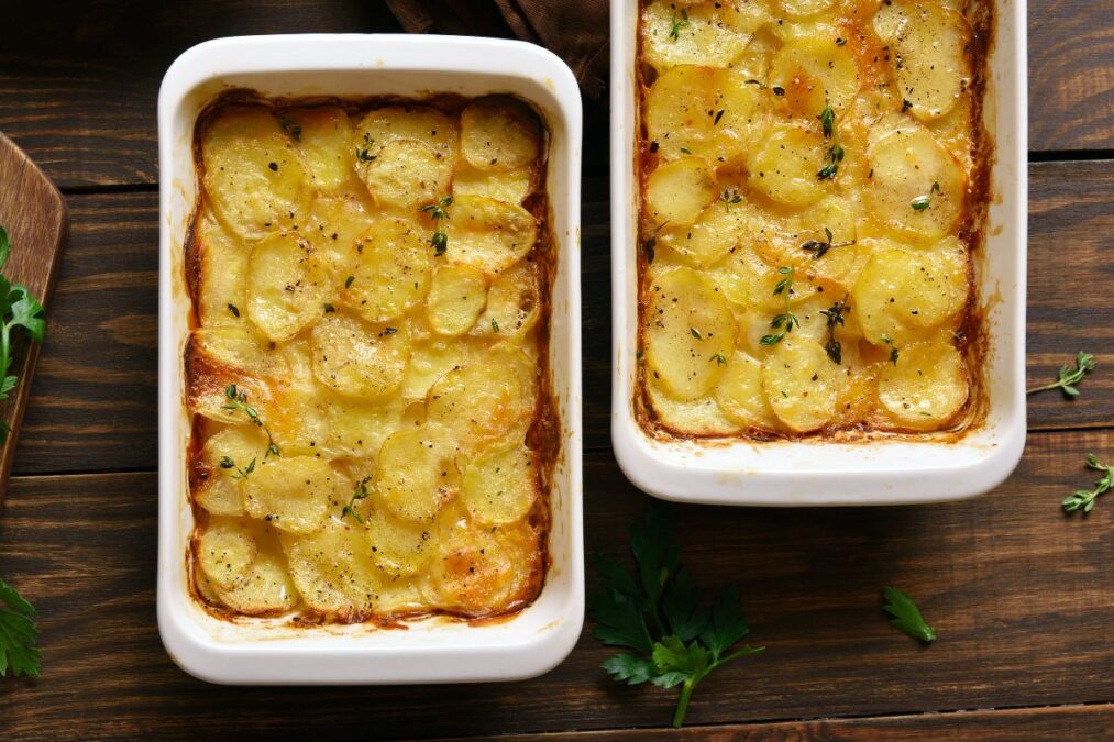 Batata gratinada cremosa para um almoço ou jantar especial
