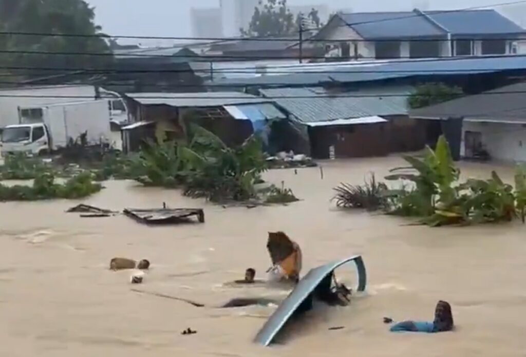 chuvas-e-piores-enchentes-da-decada-matam-600-na-asia