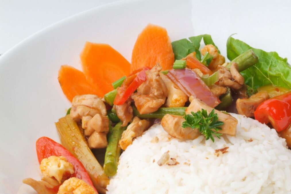 Para o almoço de domingo: frango xadrez suculento e cheio de sabor