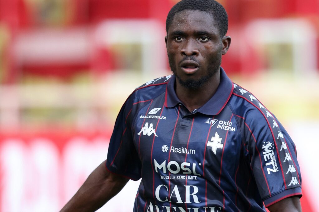 video:-lateral-se-recusa-a-aquecer-ao-ser-confirmado-como-reserva