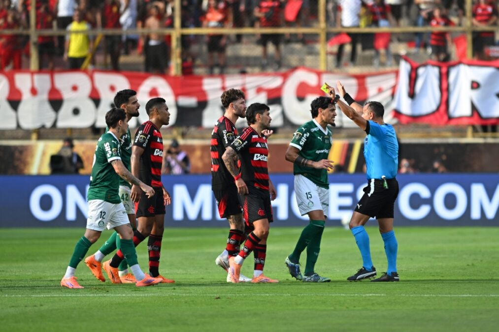 Palmeiras pede expulsão de Pulgar em lance com Bruno Fuchs; assista