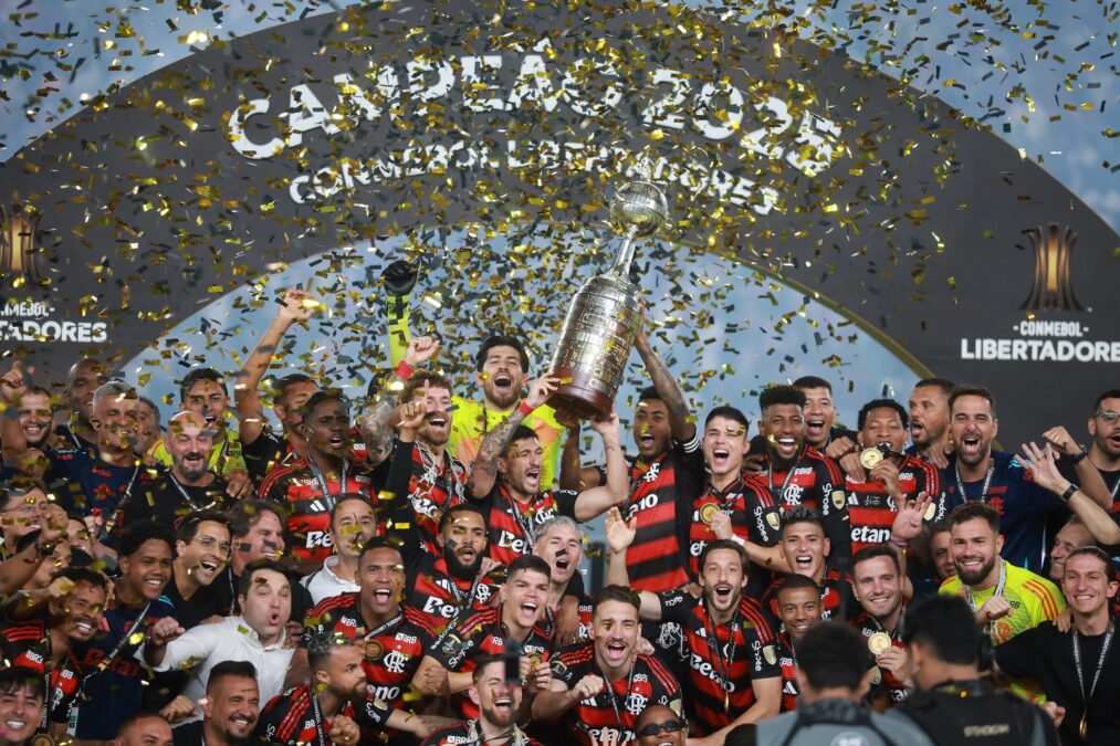Veja o momento em que o Flamengo levanta o troféu da Libertadores