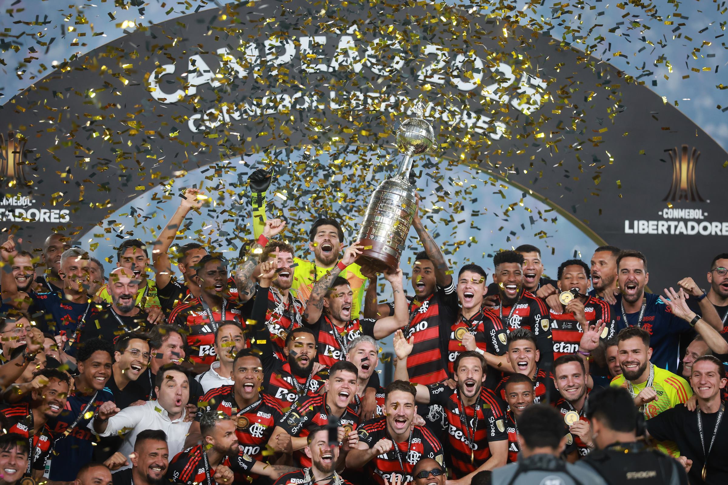 Veja o momento em que o Flamengo levanta o troféu da Libertadores
