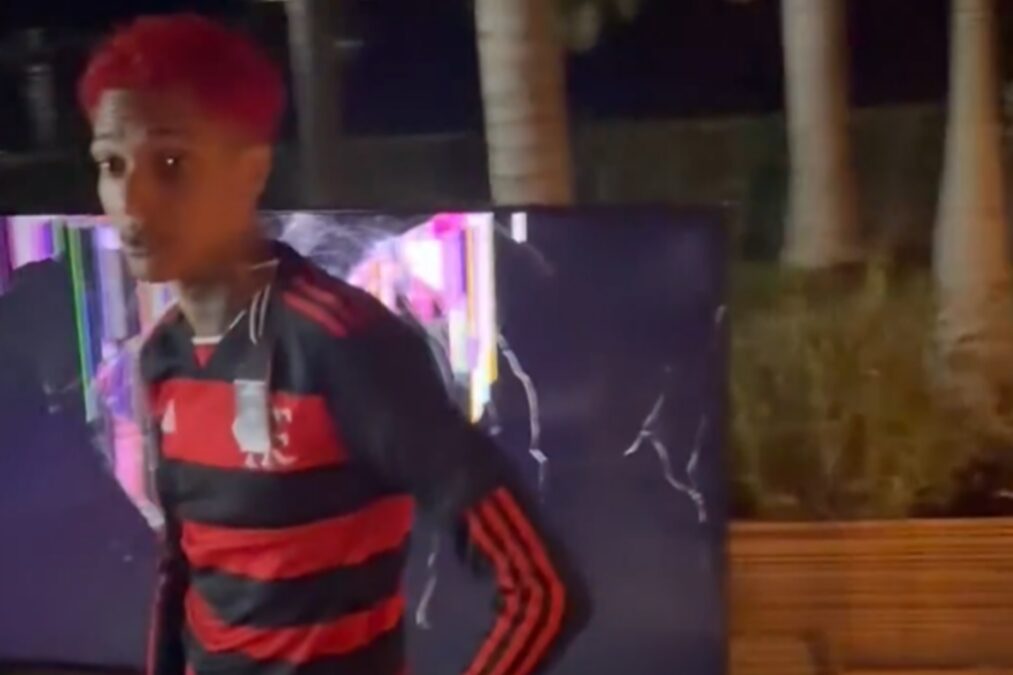 Amigo de Oruam destrói TV com soco e deixa rapper em choque. Veja vídeo