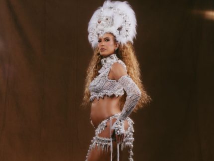 gravida,-lore-improta-estreia-no-mini-desfile-da-cidade-do-samba-homenageando-mestre-cica