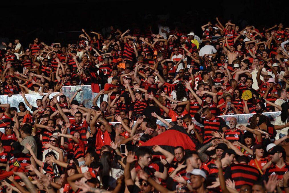 Vídeo: torcida do Flamengo transforma o centro do Rio em festa