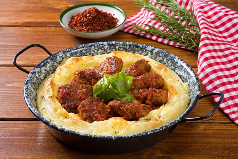 Prato completo: almôndegas com purê e queijo gratinado