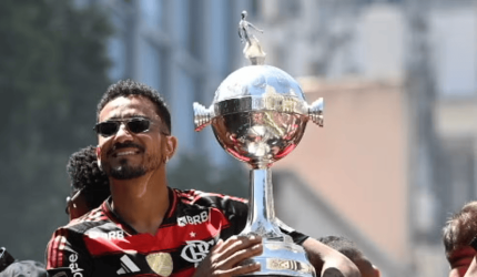 quebrou?-taca-da-libertadores-aparece-“remendada”-durante-festa-do-titulo-do-flamengo-no-rio