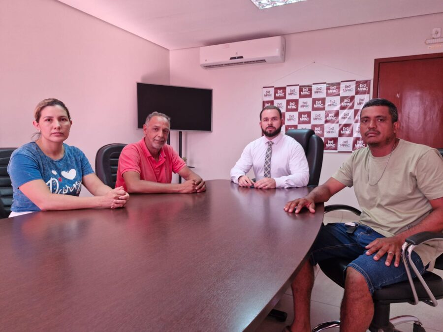 MP recebe pais de jovens que perderam a vida em acidente em Sena Madureira