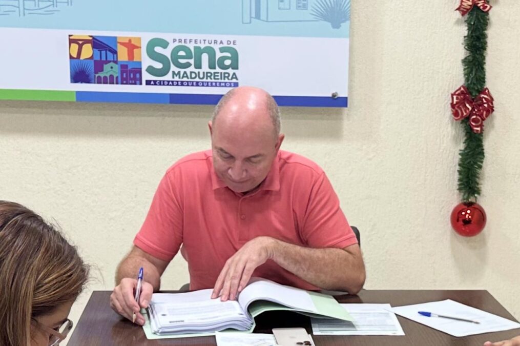 Prefeito Gerlen Diniz assina ordem de serviço de R$ 4,9 milhões para pavimentação em Sena Madureira
