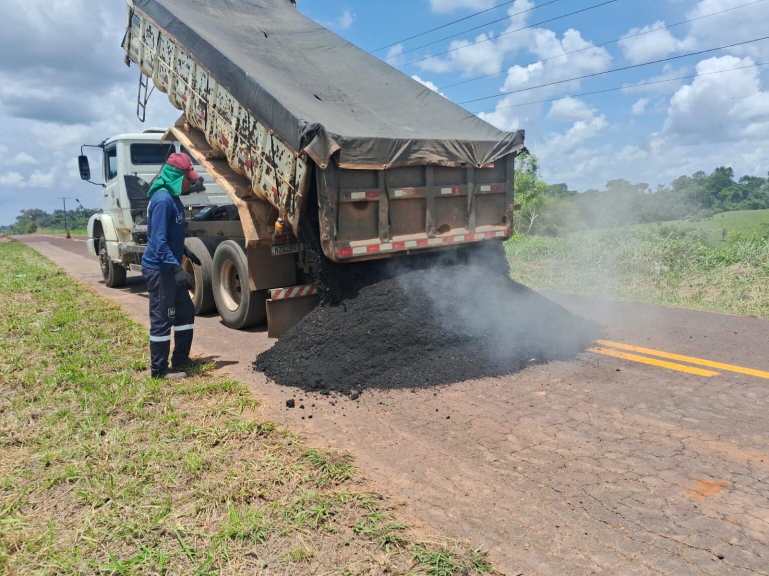 Equipes do Deracre trabalham para melhorar as rodovias que cortam Plácido de Castro, Porto Acre e Rio Branco. Foto: Ascom/Deracre