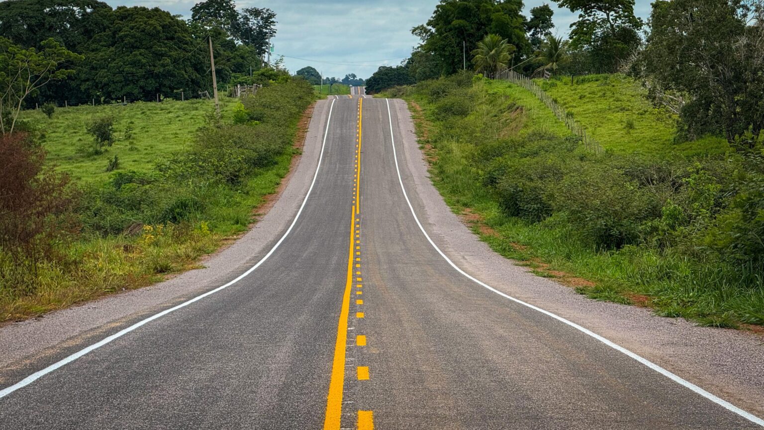 Deracre realiza vistoria na fase final de sinalização da rodovia AC-445, entre Bujari e Porto Acre. Foto: Thauã Conde/Deracre