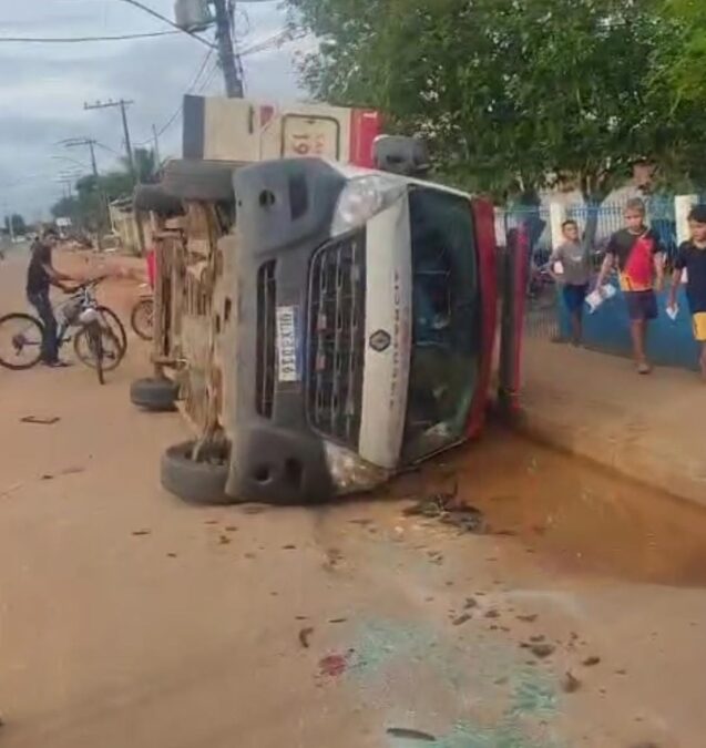 Ambulância do SAMU vira após colisão com Hilux na entrada do bairro Vitória, em Sena Madureira