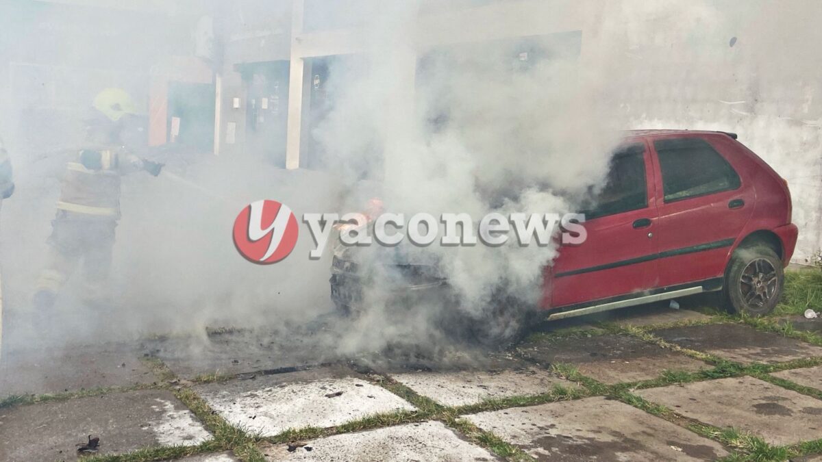 Carro pega fogo em frente à Vigilância em Saúde e causa susto em servidores em Rio Branco