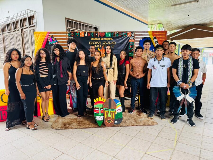 Desfile de Belezas Afro-brasileiras e Indígenas celebra a Consciência Negra na Escola Dom Júlio Mattioli, em Sena Madureira