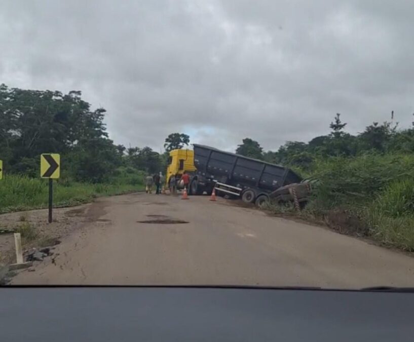 Caminhão perde o controle e sai da pista durante desvio na BR-364, entre Sena Madureira e Manoel Urbano