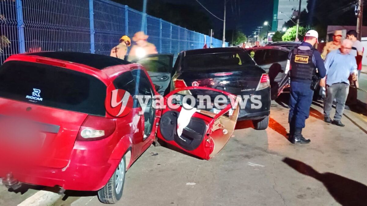 Acidente envolvendo três veículos resulta em mulher presa às ferragens na Avenida Nações Unidas em Rio Branco